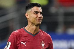 Tranh cãi triệu USD vì Ronaldo có khóc hay không