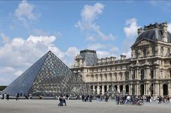 Nắng nóng cực đoan khiến Tháp Eiffel và các bảo tàng ở Paris đóng cửa sớm