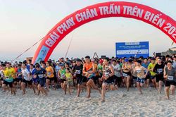 Chạy chân trần trên cát, đón bình minh giữa biển Đà Nẵng