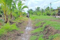 Người dân mong ngóng con đường bê-tông kiên cố