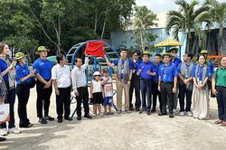 Du học sinh từ bốn quốc gia tham gia Chiến dịch tình nguyện 'Mùa hè xanh' tại xã đảo Thạnh An