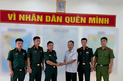 Qu&acirc;n nh&acirc;n trả lại gần 220 triệu đồng cho người đ&aacute;nh rơi