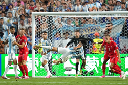Đ&aacute;nh bại Thụy Sĩ, Argentina v&agrave;o b&aacute;n kết World Cup