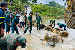 Lai Ch&acirc;u: Xuy&ecirc;n đ&ecirc;m t&igrave;m kiếm nạn nh&acirc;n bị lũ cuốn tr&ocirc;i
