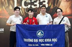 Thầy Hiệu trưởng trực tiếp đến lồng bát giác cổ vũ nữ sinh viên bảo vệ thành công đai vô địch LION Championship