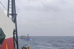 Cảnh s&aacute;t biển kịp thời hỗ trợ t&agrave;u c&aacute; gặp sự cố tr&ecirc;n biển