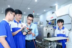 Tuyển sinh Đại học năm 2026: Thu h&uacute;t người giỏi học nh&oacute;m ng&agrave;nh kỹ thuật - c&ocirc;ng nghệ chiến lược