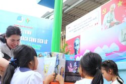 Du học sinh mang m&ugrave;a h&egrave; &yacute; nghĩa đến x&atilde; đảo Thạnh An
