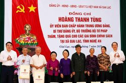 Bộ trưởng Ho&agrave;ng Thanh T&ugrave;ng thăm, tặng qu&agrave; c&aacute;c gia đ&igrave;nh ch&iacute;nh s&aacute;ch ở Nghệ An