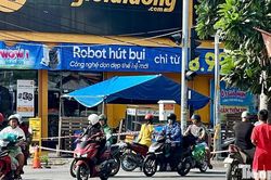 Nhiều vết m&aacute;u k&eacute;o d&agrave;i tại hiện trường vụ người đ&agrave;n &ocirc;ng bị s&aacute;t hại ở TPHCM