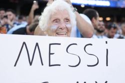 Cụ bà 100 tuổi theo chân Messi