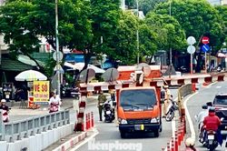 Xe tải mắc kẹt dưới thanh giới hạn của hầm chui trăm tỷ ở TPHCM