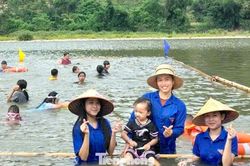 Dùng tre quây bể bơi giữa sông để dạy bơi miễn phí cho trẻ