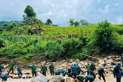 Hàng trăm người xuyên đêm tìm nạn nhân bị lũ cuốn ở Lai Châu