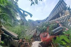 Xe đầu kéo lao xuống đèo, húc sập nhà dân, tài xế tử vong