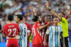 HLV tuyển Thụy Sĩ phẫn nộ với tấm thẻ đỏ của học trò ở trận thua Argentina: 'Luật lệ đó đã phá hỏng trận đấu'