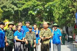 Thanh niên ân cần đón các cựu chiến binh về Vị Xuyên
