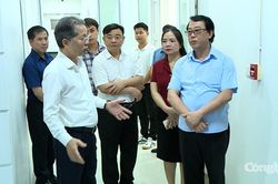 Ch&aacute;nh &aacute;n Nguyễn Văn Quảng kiểm tra điểm tiếp c&ocirc;ng d&acirc;n