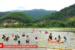 Lớp học bơi giữa dòng sông Giăng