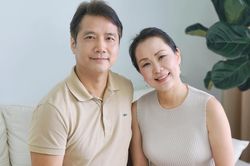 Tiến sĩ Đào Nhật Quang hạnh phúc bên nữ giáo sư kiêm ca sĩ, mỗi ngày nói 4 thứ tiếng
