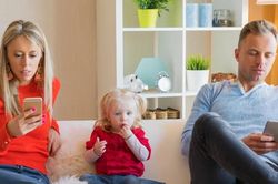 Bố mẹ nghiện điện thoại ảnh hưởng xấu đến tương lai của con