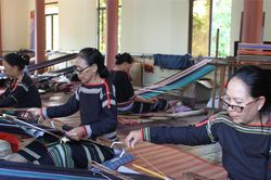 Người T&acirc;y Nguy&ecirc;n giữ 'hồn bu&ocirc;n l&agrave;ng' sau những cuộc sắp xếp