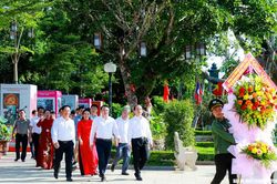 Bộ trưởng Bộ Tư ph&aacute;p d&acirc;ng hoa, d&acirc;ng hương tưởng niệm Chủ tịch Hồ Ch&iacute; Minh, tặng qu&agrave; gia đ&igrave;nh ch&iacute;nh s&aacute;ch tại Nghệ An