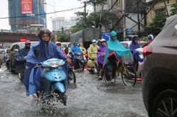 Thời tiết ngày 12/7: Mưa dông diện rộng, nhiều vùng biển động mạnh