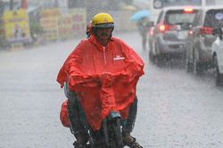 Dự báo thời tiết 12/7/2026: Miền Bắc mưa như trút nhiều ngày, bao giờ trời mới tạnh?