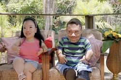 Chú rể 90 cm, cô dâu 91 cm xây tổ ấm trong ngôi nhà 'đo ni đóng giày'