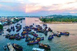 Khi b&igrave;nh minh chưa l&ecirc;n, chợ nổi Nghĩa An đ&atilde; rộn r&agrave;ng tiếng t&agrave;u ghe