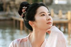 'Thần tiên tỷ tỷ' gây chú ý khi để mặt mộc giữa chốn đông người