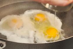 Bé trai 5 tuổi nhập viện cấp cứu sau khi ăn món trứng 'vạn người mê'