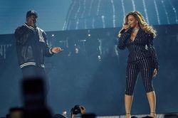 Beyoncé và con gái Blue Ivy xuất hiện trong đêm concert mở màn của Jay-Z