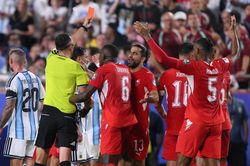 Tiền đạo Thụy Sĩ nhận thẻ đỏ ngớ ngẩn trước Argentina