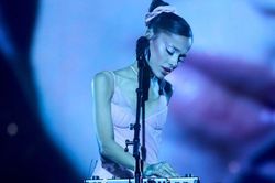 Hỗn loạn tại concert của Ariana Grande, khán giả lao vào ẩu đả ngay khi nữ ca sĩ đang biểu diễn