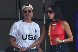 Tài tử Brad Pitt khóa môi bạn gái kém tuổi trên khán đài World Cup
