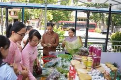 TP. Huế: Đặc sản địa phương h&uacute;t kh&aacute;ch tại Th&aacute;ng b&aacute;n h&agrave;ng khuyến mại