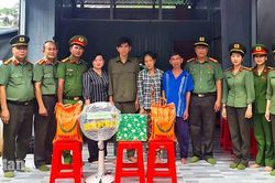 C&ocirc;ng an tỉnh An Giang trao nh&agrave; Đại đo&agrave;n kết tại phường Thới Sơn