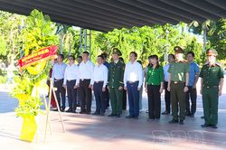 Đoàn công tác tỉnh Điện Biên tri ân anh hùng, liệt sĩ tại Thành cổ Quảng Trị