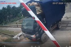 Lập biên bản vi phạm hành chính đối với 2 tài xế xe tải vượt đường ngang sai quy định
