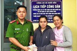Công an xã Suối Dầu trao lại tài sản cho người dân đánh rơi