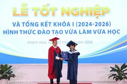Trường Đại học Khánh Hòa trao bằng tốt nghiệp cho 98 sinh viên hệ vừa làm vừa học