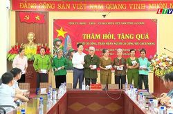 Đồng ch&iacute; Ph&oacute; B&iacute; thư Tỉnh ủy thăm, tặng qu&agrave; gia đ&igrave;nh người c&oacute; c&ocirc;ng x&atilde; Sin Suối Hồ