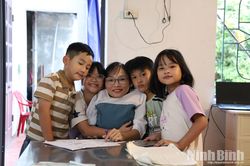 H&agrave;nh tr&igrave;nh gieo chữ của c&ocirc; gi&aacute;o xương thủy tinh Ngọc T&acirc;m
