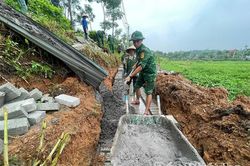 Bộ đội Biên phòng chung tay vệ sinh môi trường, chỉnh trang đường giao thông nông thôn
