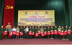 Trao qu&agrave; tri &acirc;n cựu Thanh ni&ecirc;n xung phong tỉnh Quảng Trị