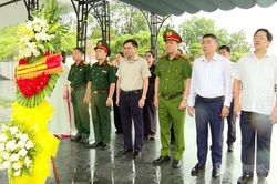 Đo&agrave;n c&ocirc;ng t&aacute;c của tỉnh d&acirc;ng hương tại Nghĩa trang liệt sĩ Quốc gia Đường 9 v&agrave; Nghĩa trang liệt sĩ Quốc gia Trường Sơn