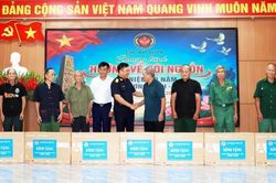 Hải quan Việt Nam tặng quà tri ân gia đình chính sách, người có công xã Thanh Thủy, Tuyên Quang