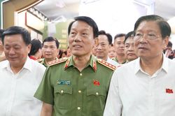 Bộ trưởng Lương Tam Quang cùng các đại biểu tham quan triển lãm kỷ niệm 80 năm Ngày truyền thống lực lượng An ninh nhân dân